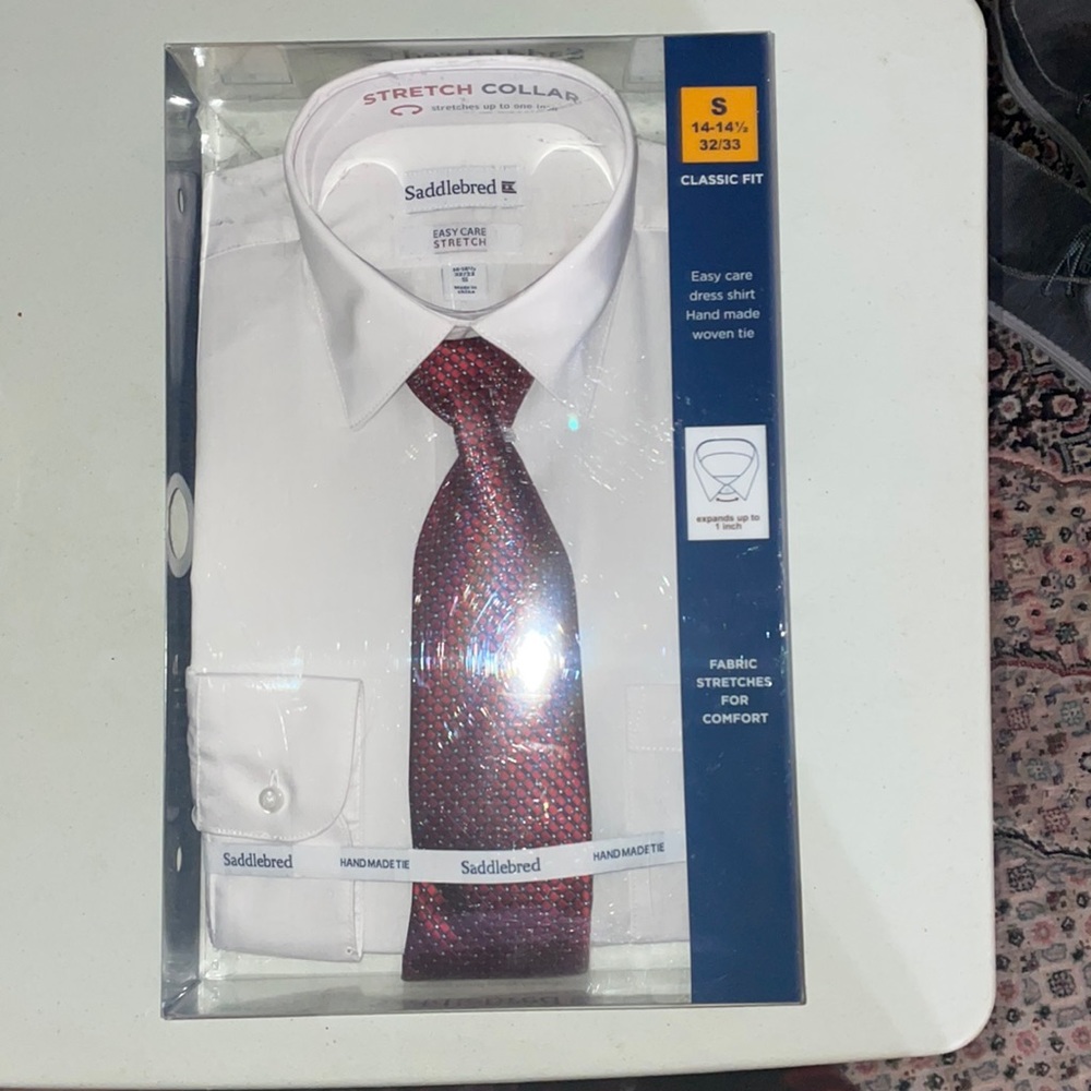 Saddlebred men’s dress shirt and tie.